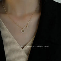 Collier avec pendentif lettre H