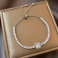 12. Bracelet argenté entièrement pavé de diamants