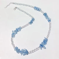 Un collier de gravier bleu marine