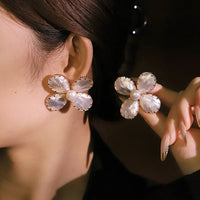 Boucles d'oreilles clous fleur à quatre pétales en nacre naturelle