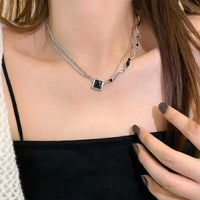 Collier carré noir double couche avec diamants